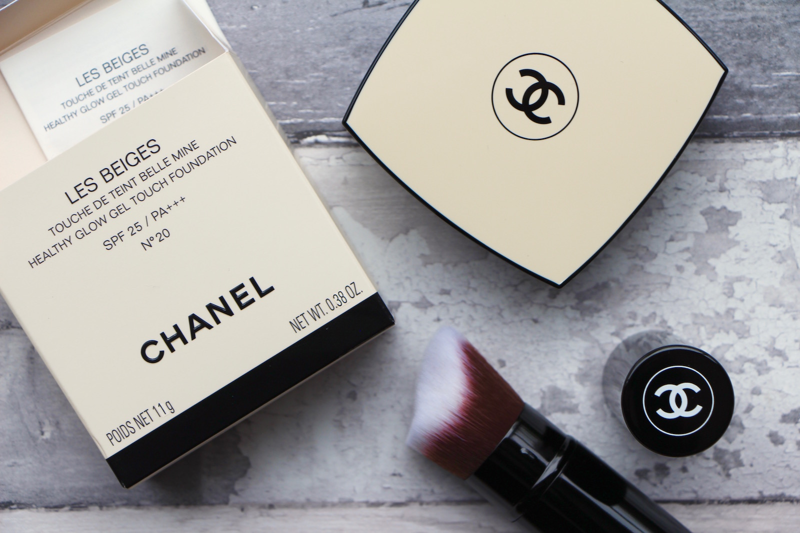 Chanel LES BEIGES TOUCHE DE TEINT BELLE MINE SPF 25 / PA+++ 20 香奈儿LES BEIGES 气垫水粉底20